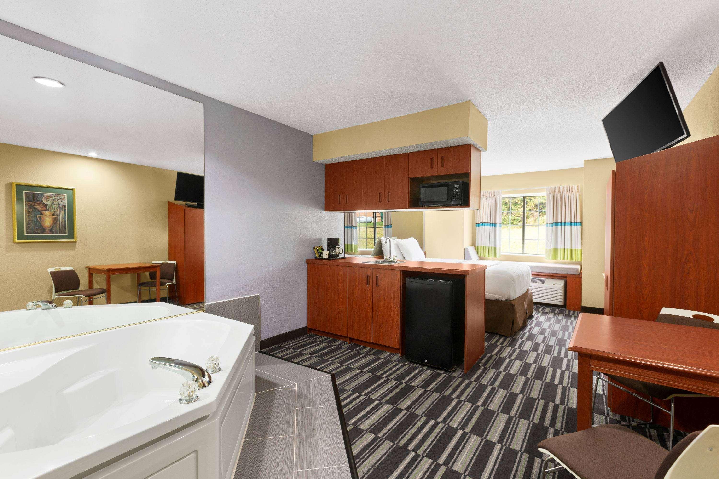 Microtel Inn & Suites By Wyndham Thomasville Exterior photo